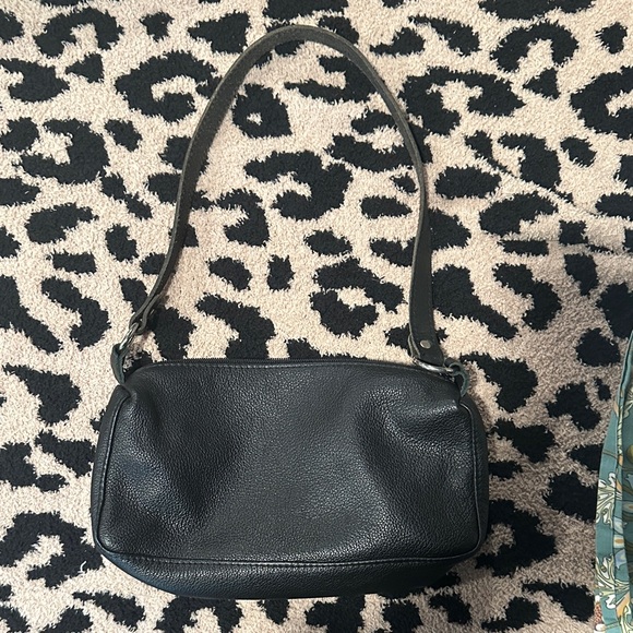 Elegant Black Leather Shoulder Bag - Picture 1 of 6